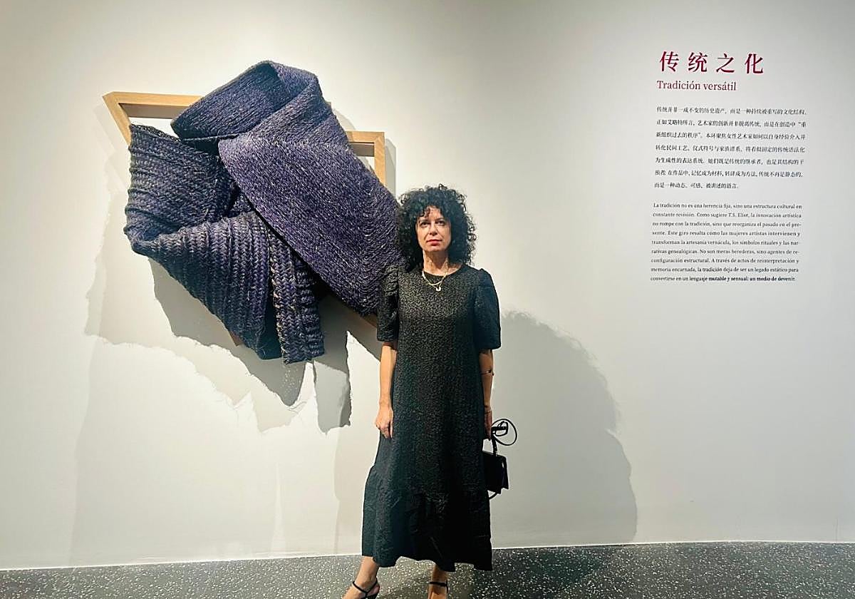 Sonia Navarro posa con su obra en el Museo de Arte Jiushi de Shanghái.
