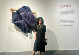 Sonia Navarro posa con su obra en el Museo de Arte Jiushi de Shanghái.