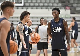 El nuevo capitán Jonah Radebaugh parece explicar algo al recién llegado Devontae Cacok.