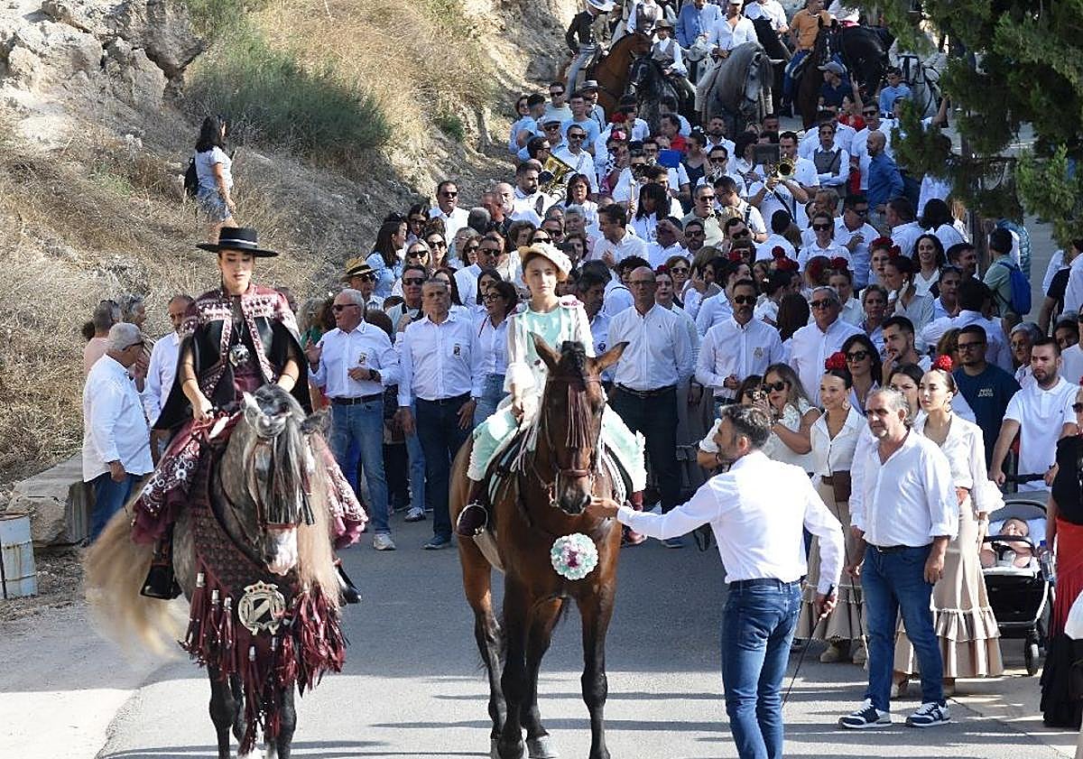 Imagen principal - La Amazona Mayor y la Amazona Infantil durante su recorrido por las calles de Caravaca por la romería del Bando de los Caballos del Vino.
