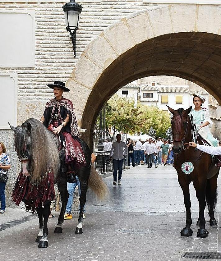 Imagen secundaria 2 - La Amazona Mayor y la Amazona Infantil durante su recorrido por las calles de Caravaca por la romería del Bando de los Caballos del Vino.