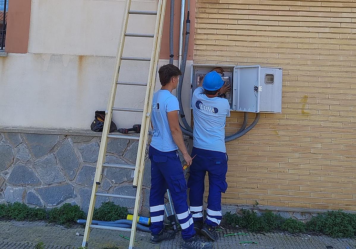 Dos operarios trabajan en las instalaciones de La Maquinista de Levante