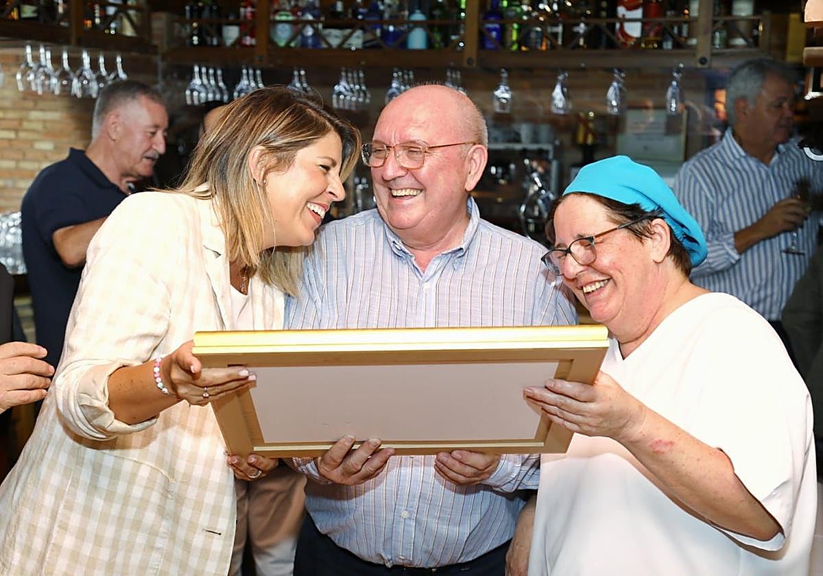 Multitudinario homenaje a Pablo Guardiola y Juani Villarino tras el cierre de su restaurante de Los Belones