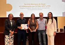 La directora gerente del Servicio Murciano de Salud, Isabel Ayala (tercera izquierda), recogió los premios junto a técnicos de la Consejería.