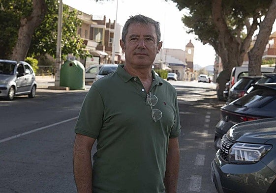 Antonio Gómez, frente a la sede de Fampa Cartagena, en el antiguo colegio Carmen Conde.