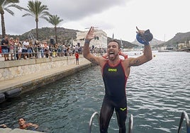 La despedida de Alberto Martínez en la 32ª Travesía a Nado del Puerto de Cartagena, en imágenes