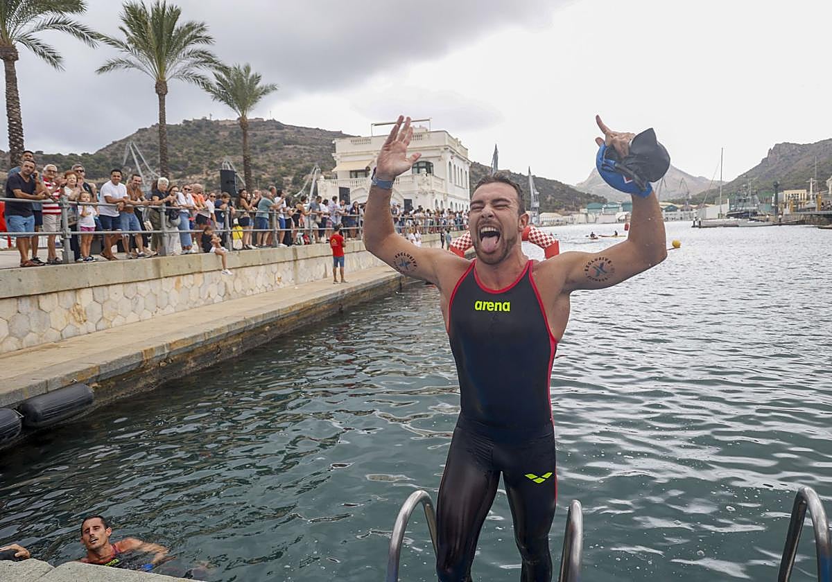 La despedida de Alberto Martínez en la 32ª Travesía a Nado del Puerto de Cartagena, en imágenes