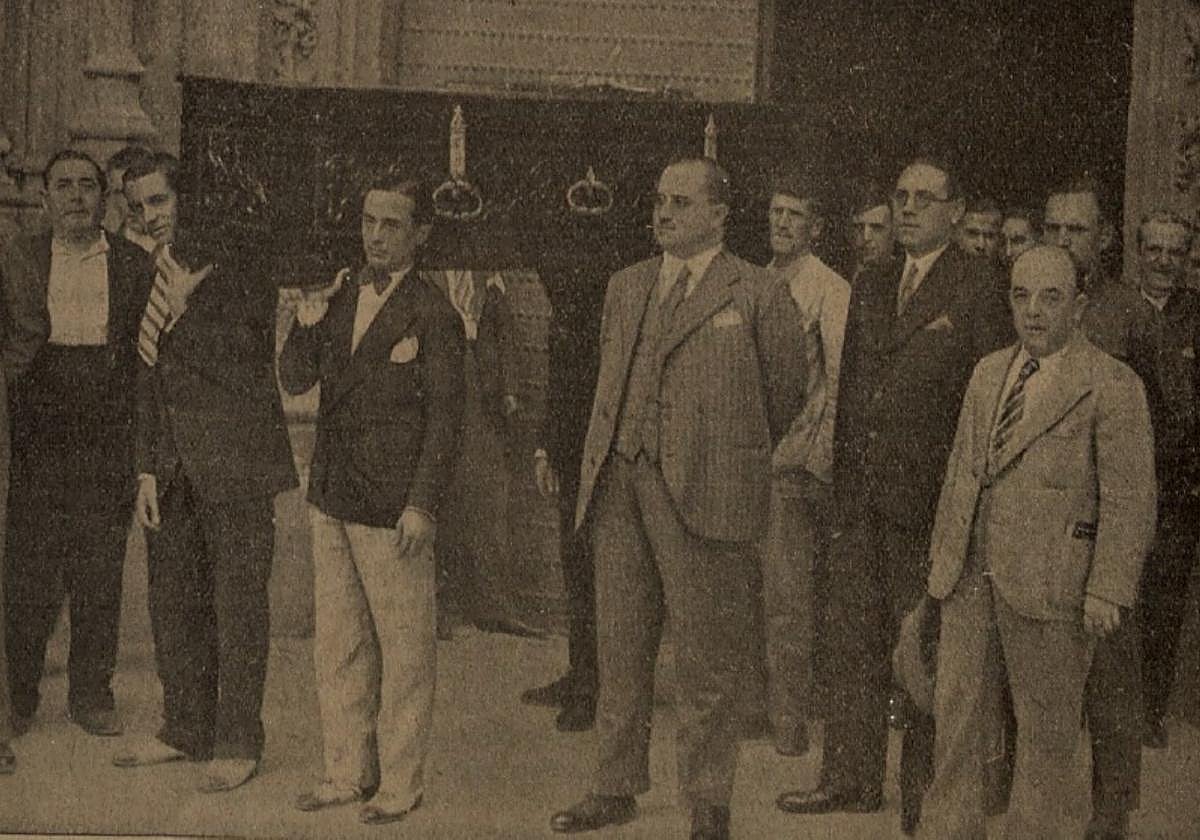 Inédita. La revista 'Patria Chica', que se vendía en Murcia los lunes, publicó el 5 de octubre de 1931 la salida del féretro de la Catedral de Sevilla, en presencia del alcalde murciano Moreno Galvache.