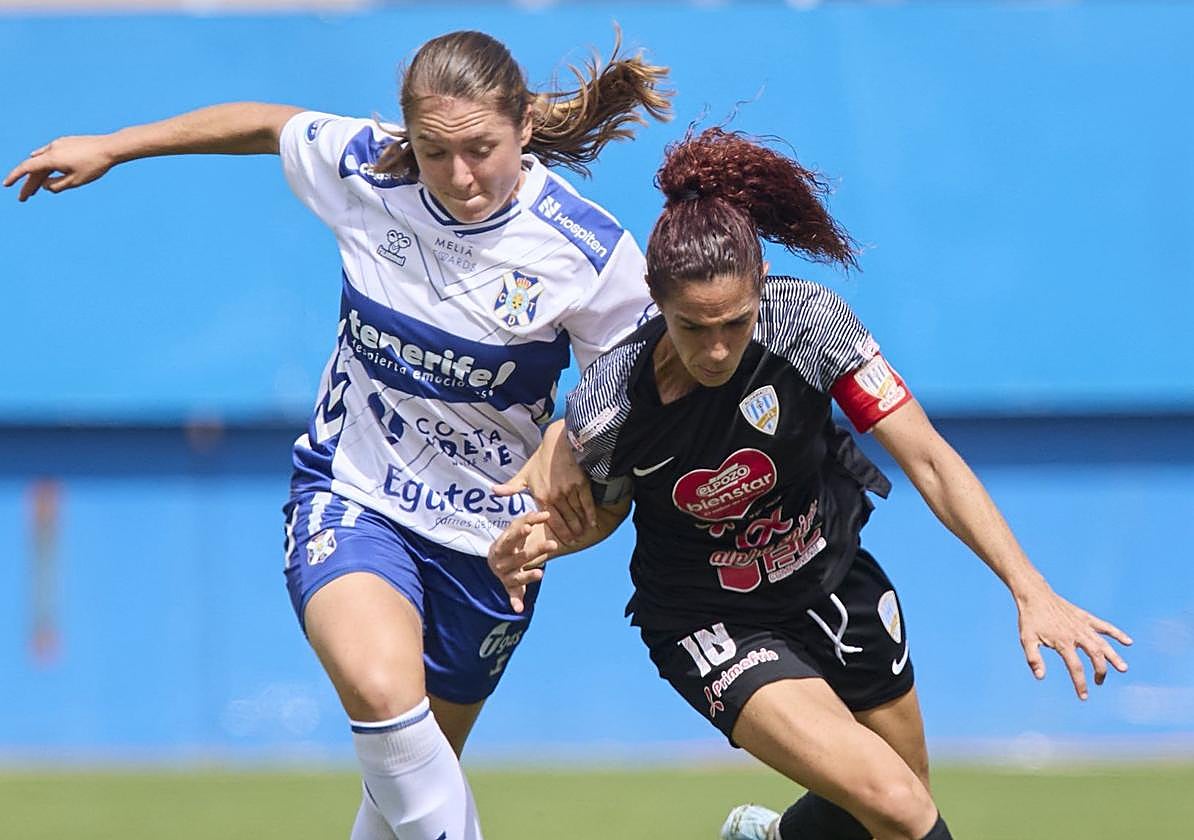 Encarni, capitana del Alhama, trata de quitar la pelota a la visitante Aleksandra, ayer en el Artés Carrasco.