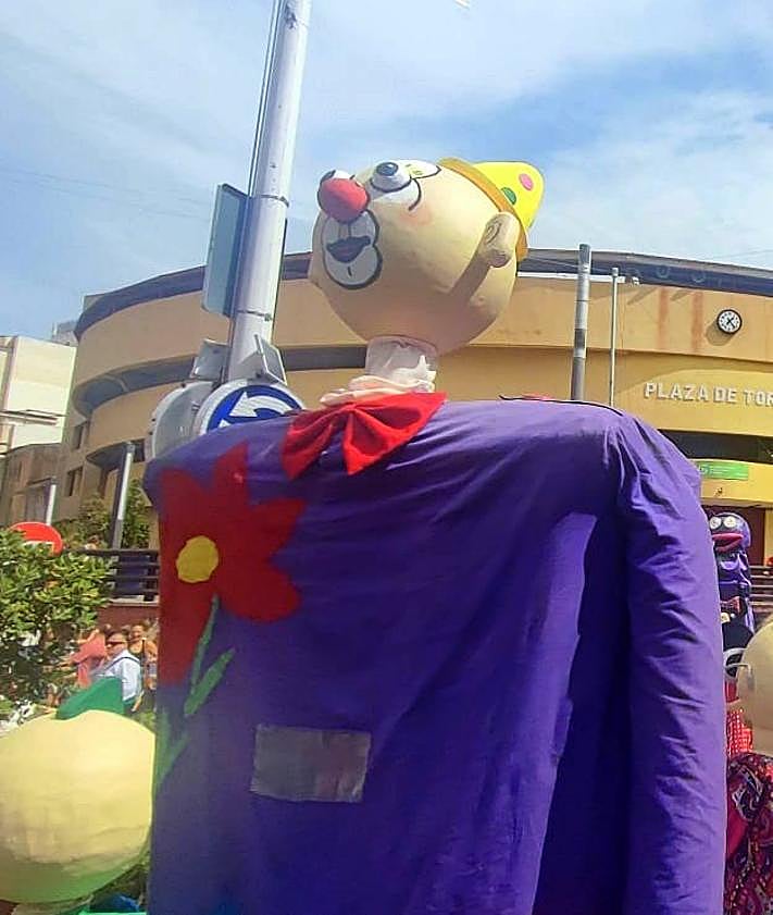 Imagen secundaria 2 - Abarán se divierte con gigantes y cabezudos