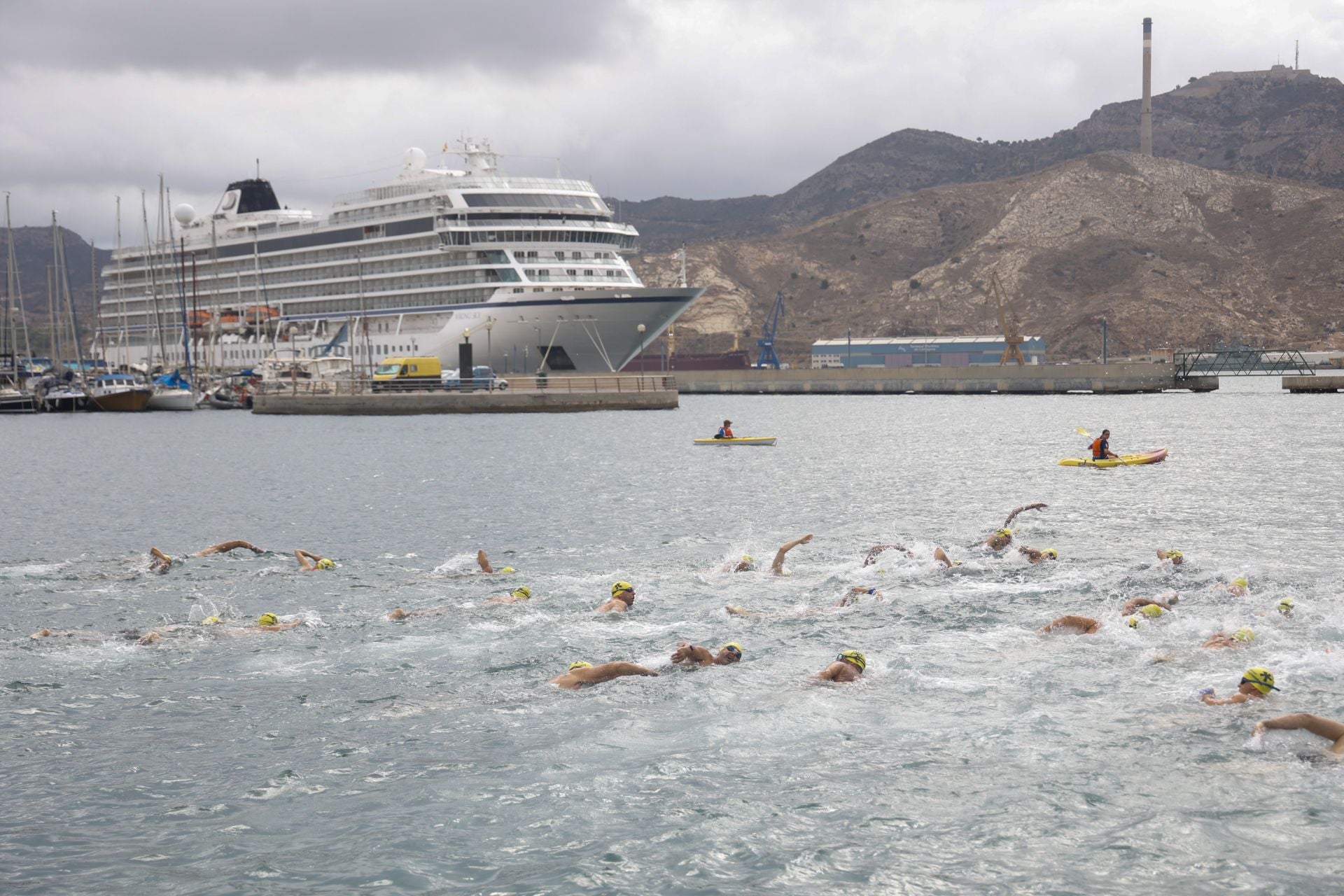 La despedida de Alberto Martínez en la 32ª Travesía a Nado del Puerto de Cartagena, en imágenes