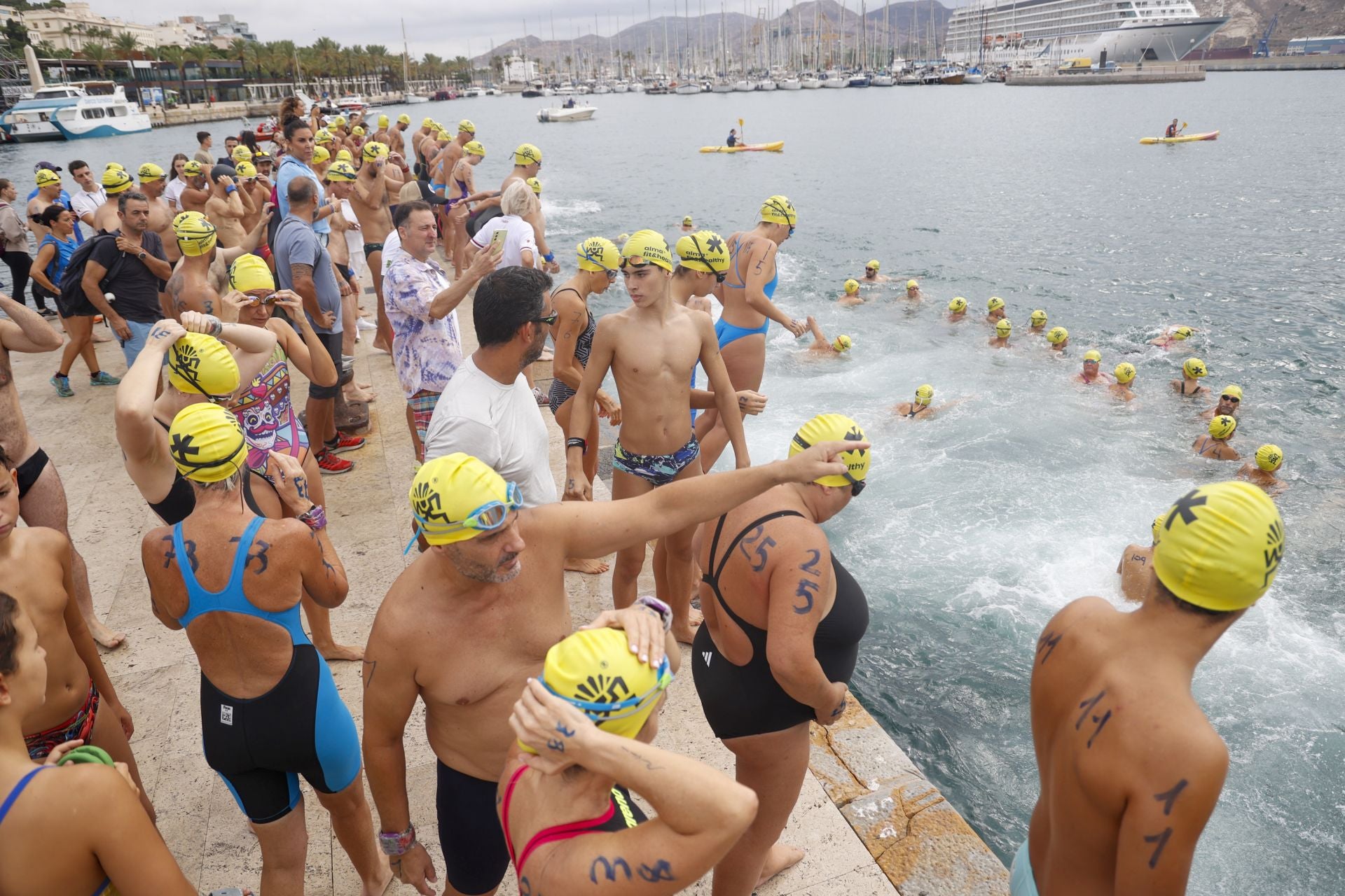 La despedida de Alberto Martínez en la 32ª Travesía a Nado del Puerto de Cartagena, en imágenes