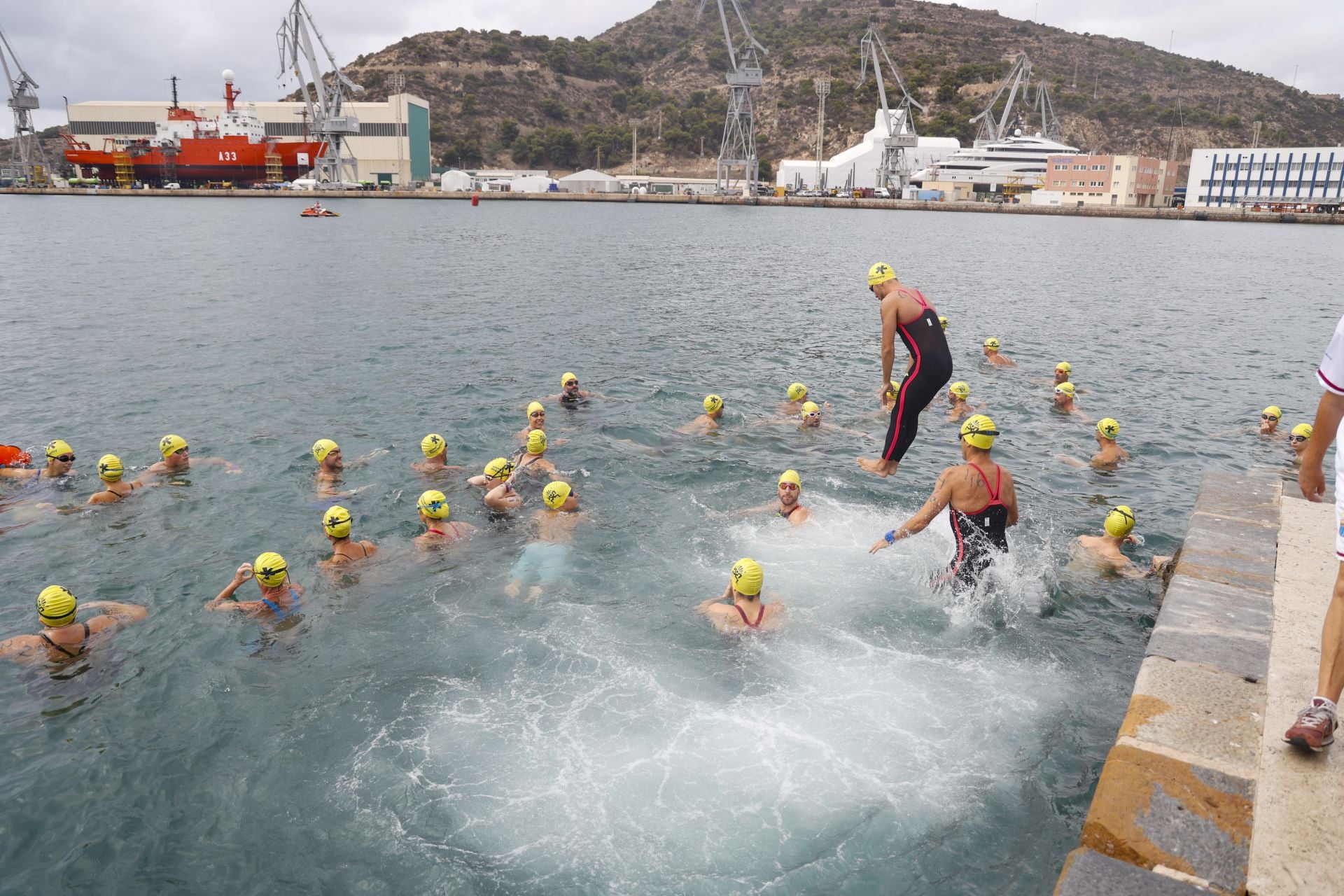 La despedida de Alberto Martínez en la 32ª Travesía a Nado del Puerto de Cartagena, en imágenes