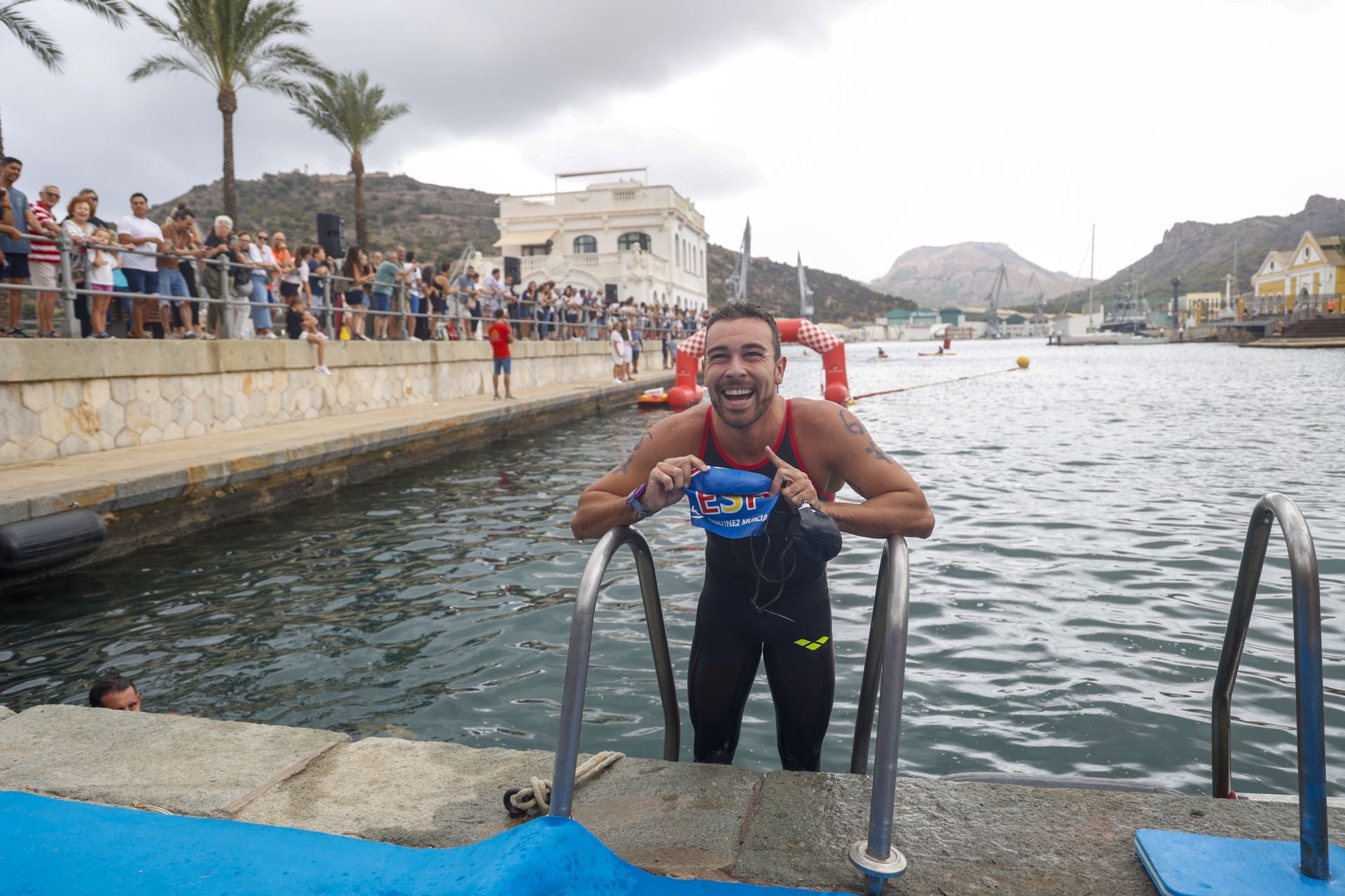 La despedida de Alberto Martínez en la 32ª Travesía a Nado del Puerto de Cartagena, en imágenes