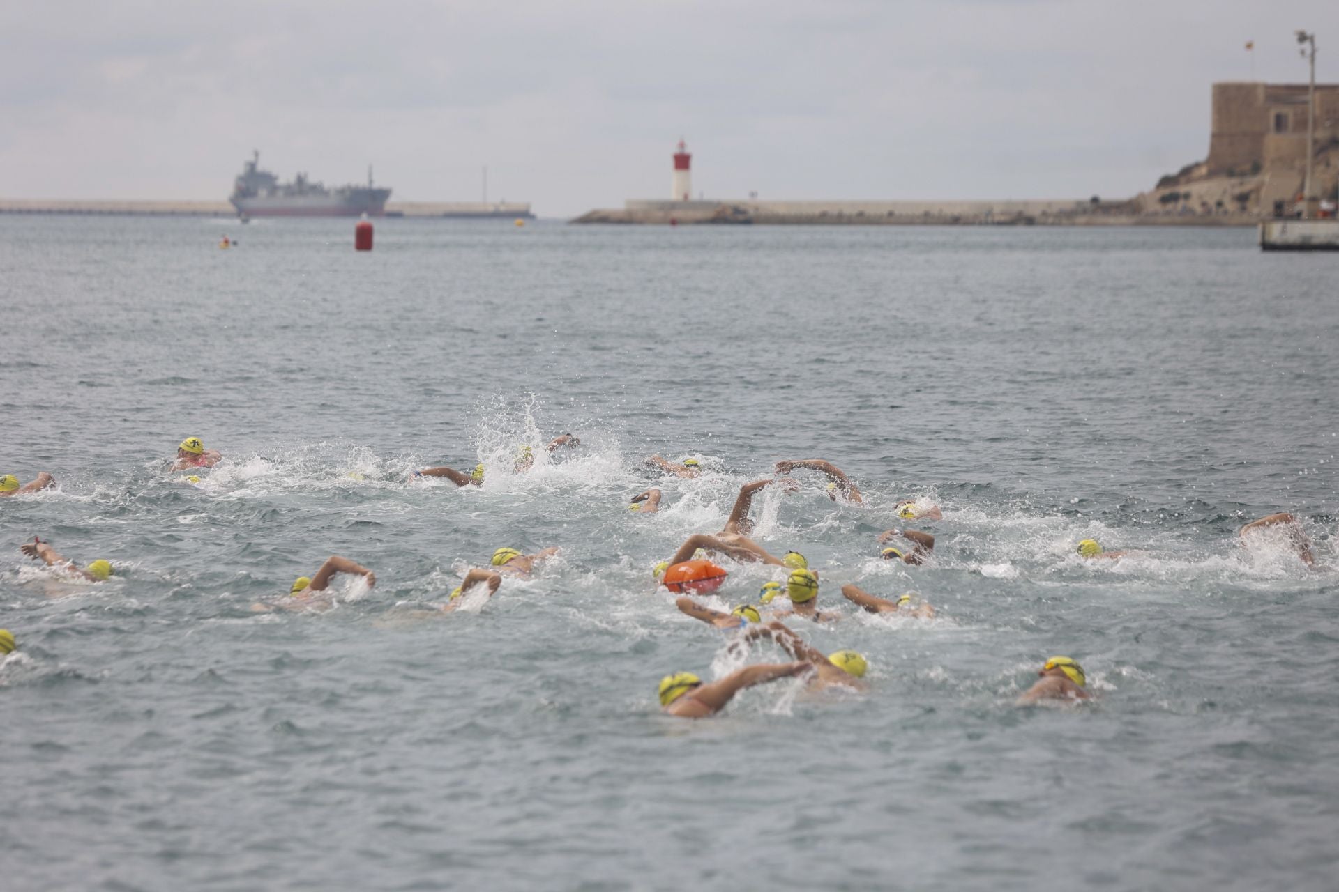 La despedida de Alberto Martínez en la 32ª Travesía a Nado del Puerto de Cartagena, en imágenes
