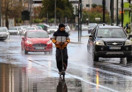 Un hombre circula en patinete en un día con lluvia en la ciudad de Murcia en una imagen de archivo