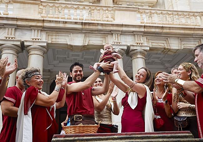 Una Barbinica vestida de huertana aporta sus ideas a los magistrados en la sesión plenaria. Escenificación de una lucha, en la Destrucción de Sagunto. Uno de los bebés que fueron presentados en el Nasciturus.