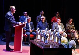 El director de Siete Días Jumilla, Gustavo López, interviene durante la gala, ayer, en el Teatro Vico.