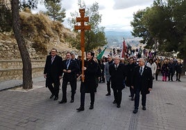 Peregrinos, encabezados por miembros de la Hermandad de la Vera Cruz, en Caravaca en 2024.