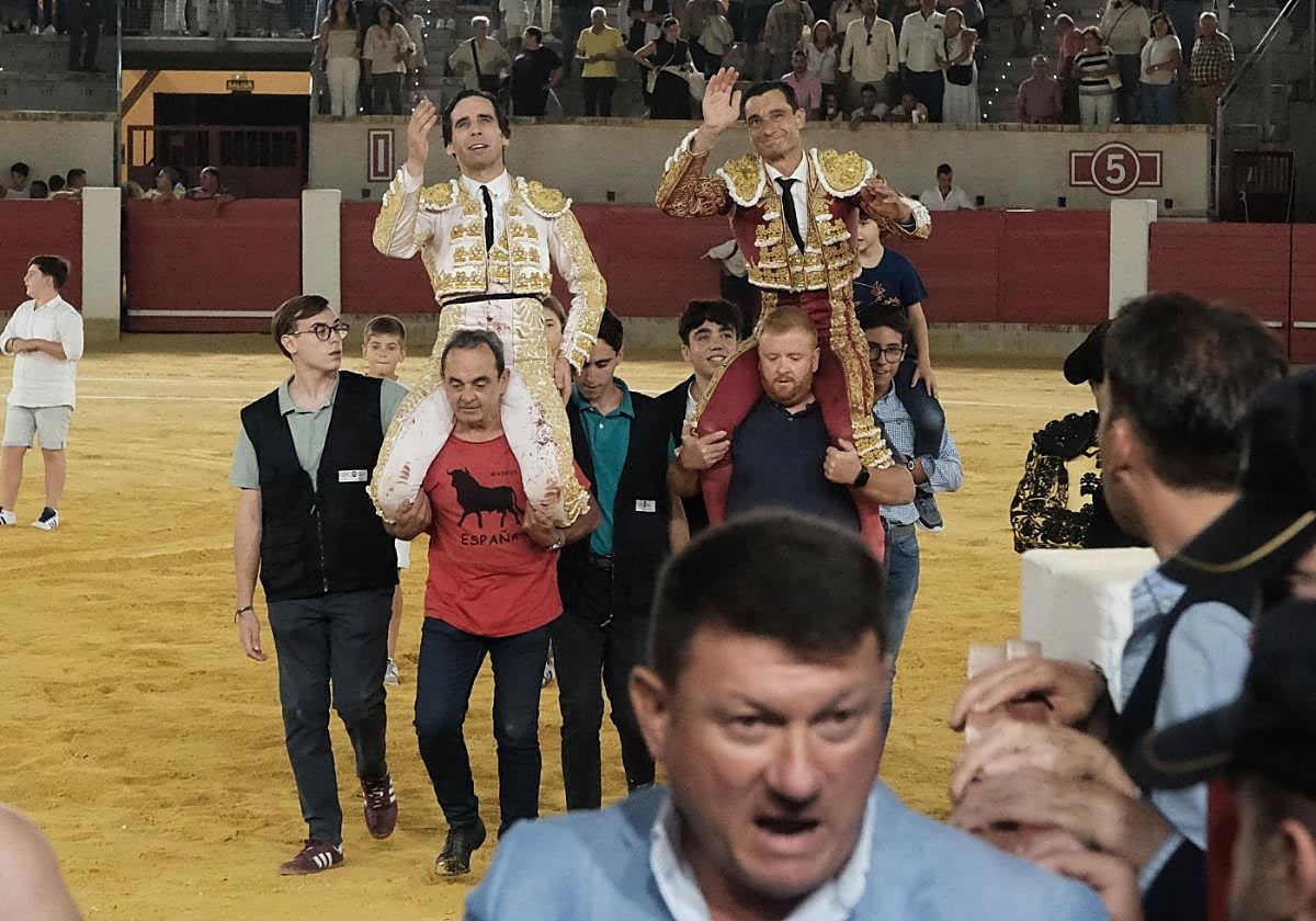 Triunfadores. Juan Ortega y Paco Ureña salen a hombros del coso de Sutullena.