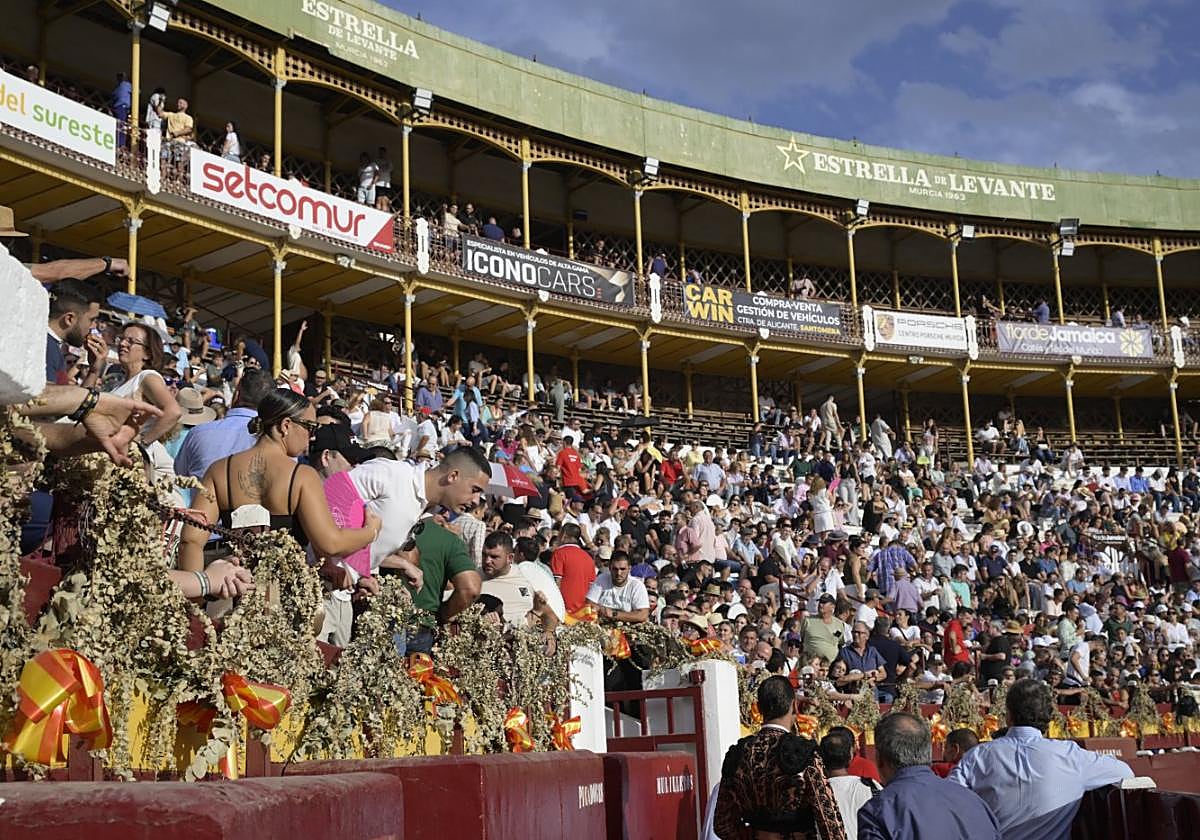 El tendido de sol, repleto.