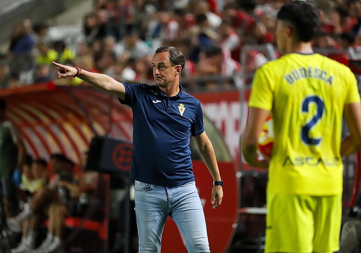 Joseba Etxeberria, entrenador del Real Murcia, da indicaciones durante el partido ante el Villarreal B.