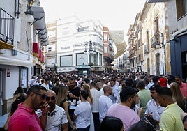 La plaza de Joaquín Castellar, en la Corredera, repleta de público durante la Feria de Día, el pasado fin de semana. La actuación de Sr. Lobo concitó una alta afluencia de espectadores en la plaza de España.