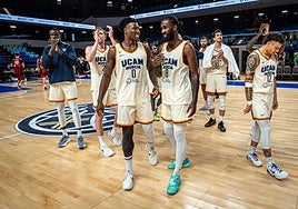 Los jugadores celebran la victoria tras el partido.
