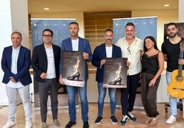 El alcalde, en el centro, con el cartel, este lunes en la presentación del festival.