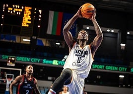 Devontae Cacok entrando a canasta.