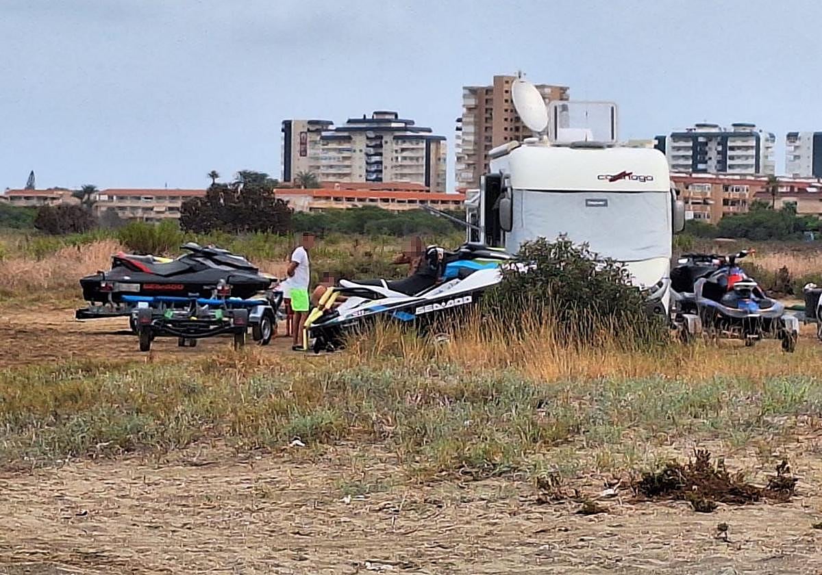 Participantes en la quedada con sus motos acuáticas.
