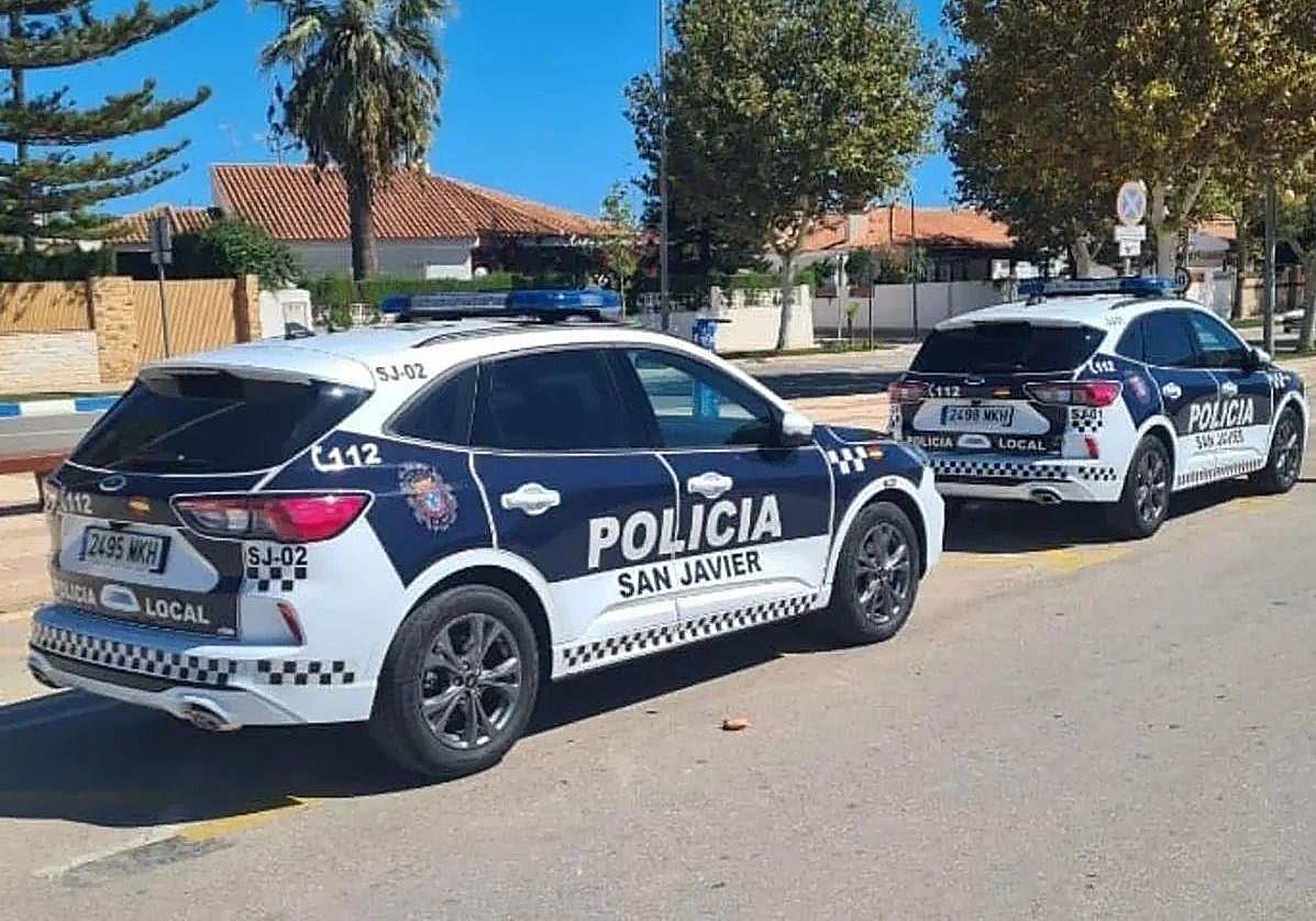 Dos vehículos de la Policía Local de San Javier en una imagen de archivo.