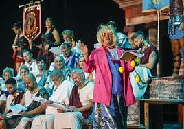 Una Barbinica vestida de huertana aporta sus ideas a los magistrados en la sesión plenaria.