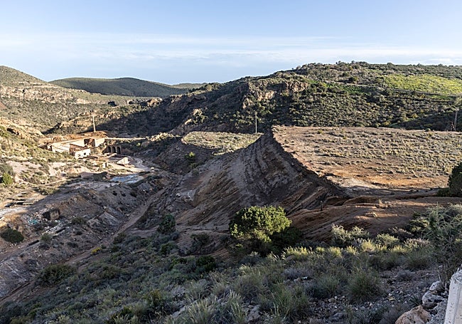 Talud del depósito minero 'El Gorguel II', en Cartagena, que vierte a la rambla del Avenque.