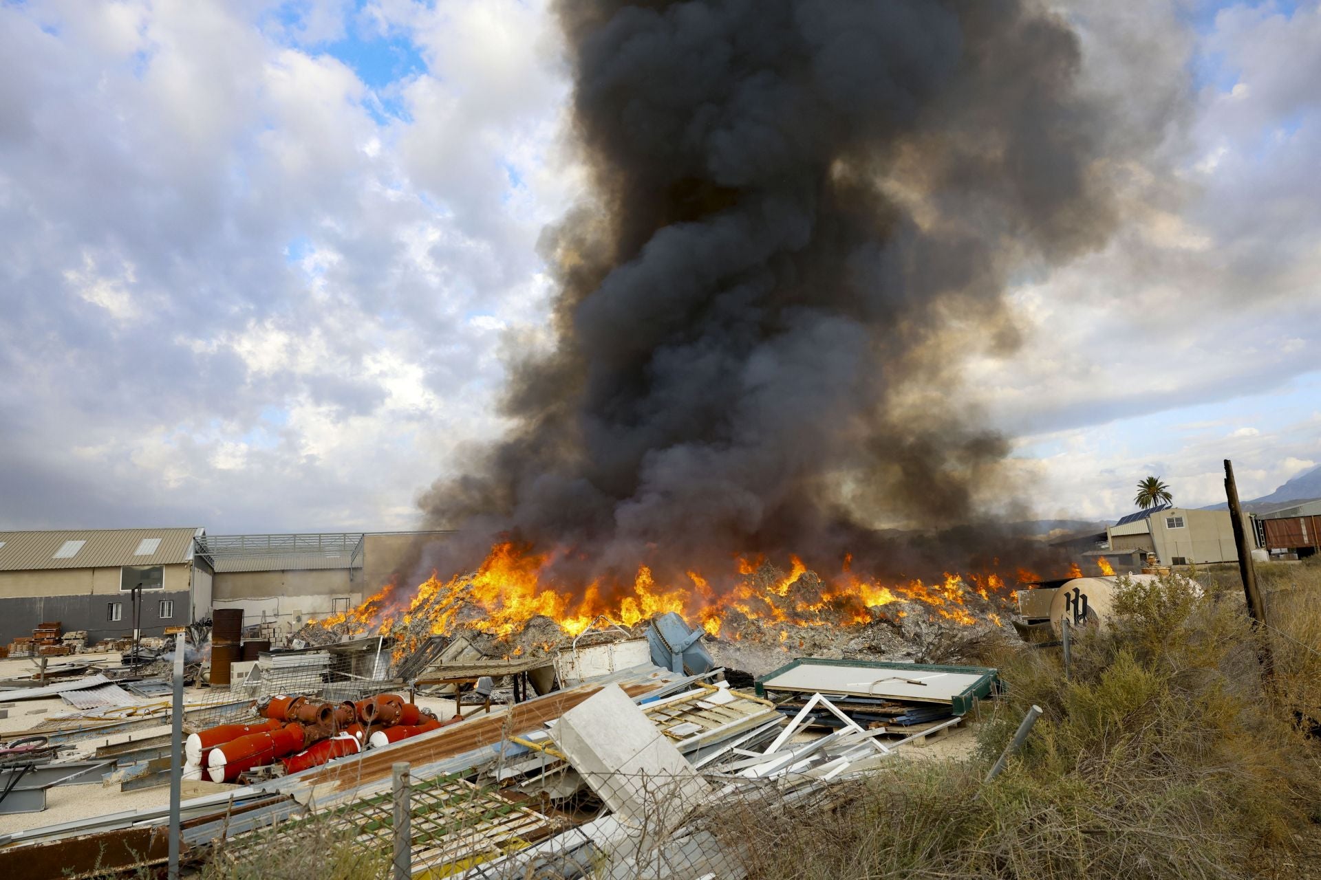 El incendio en una planta de reciclaje de Fortuna, en imágenes