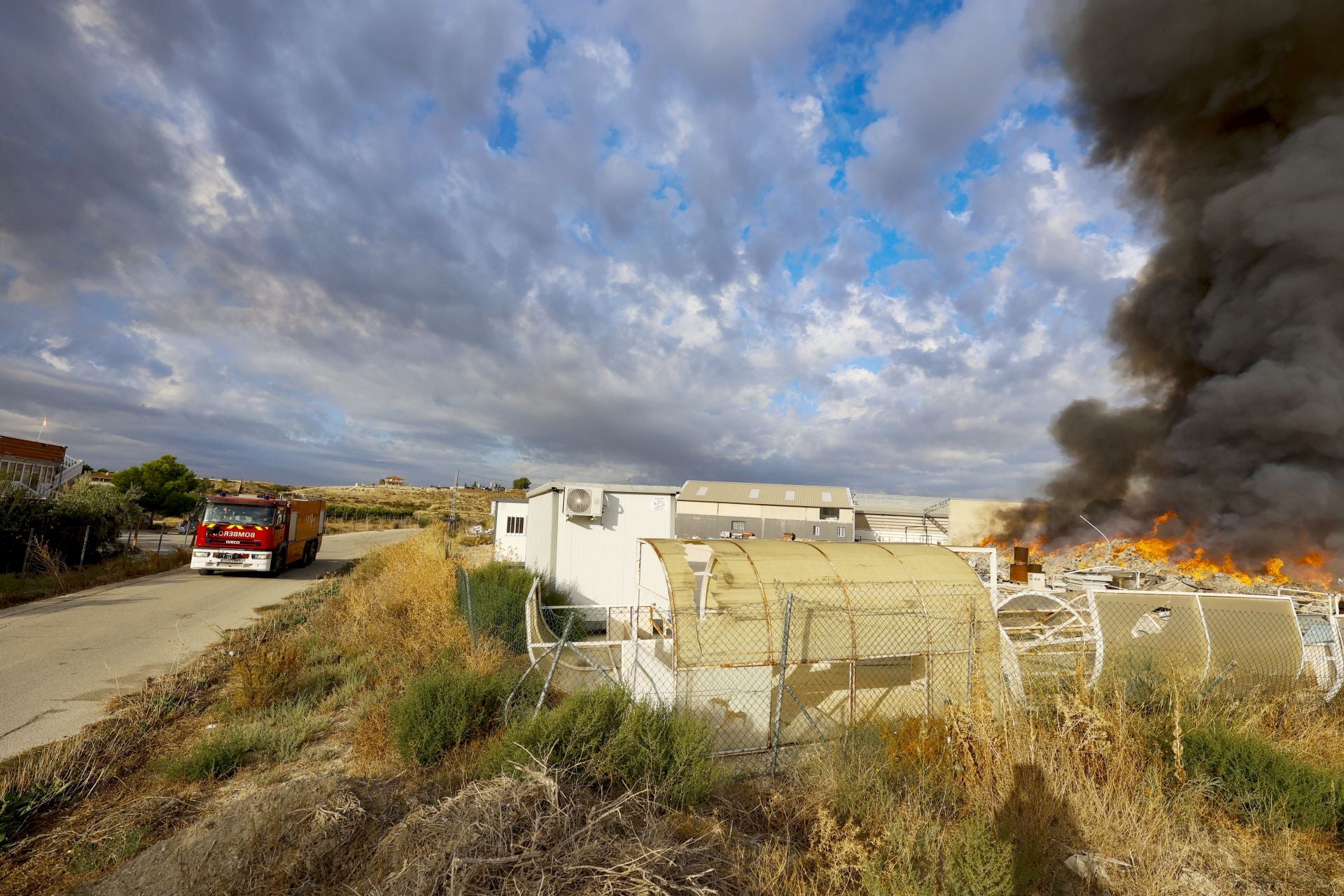 El incendio en una planta de reciclaje de Fortuna, en imágenes
