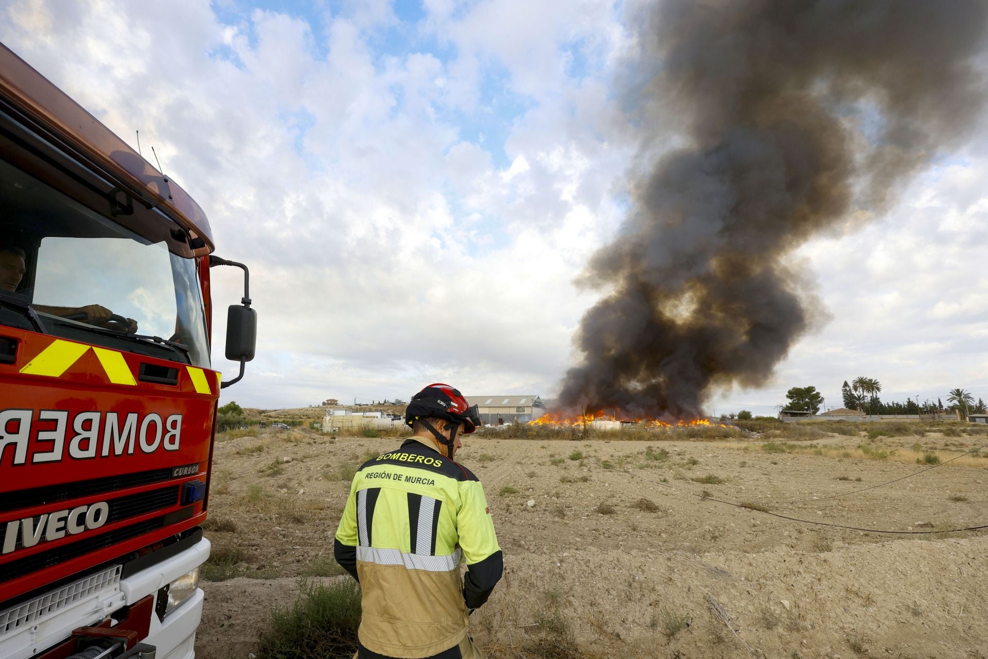 El incendio en una planta de reciclaje de Fortuna, en imágenes