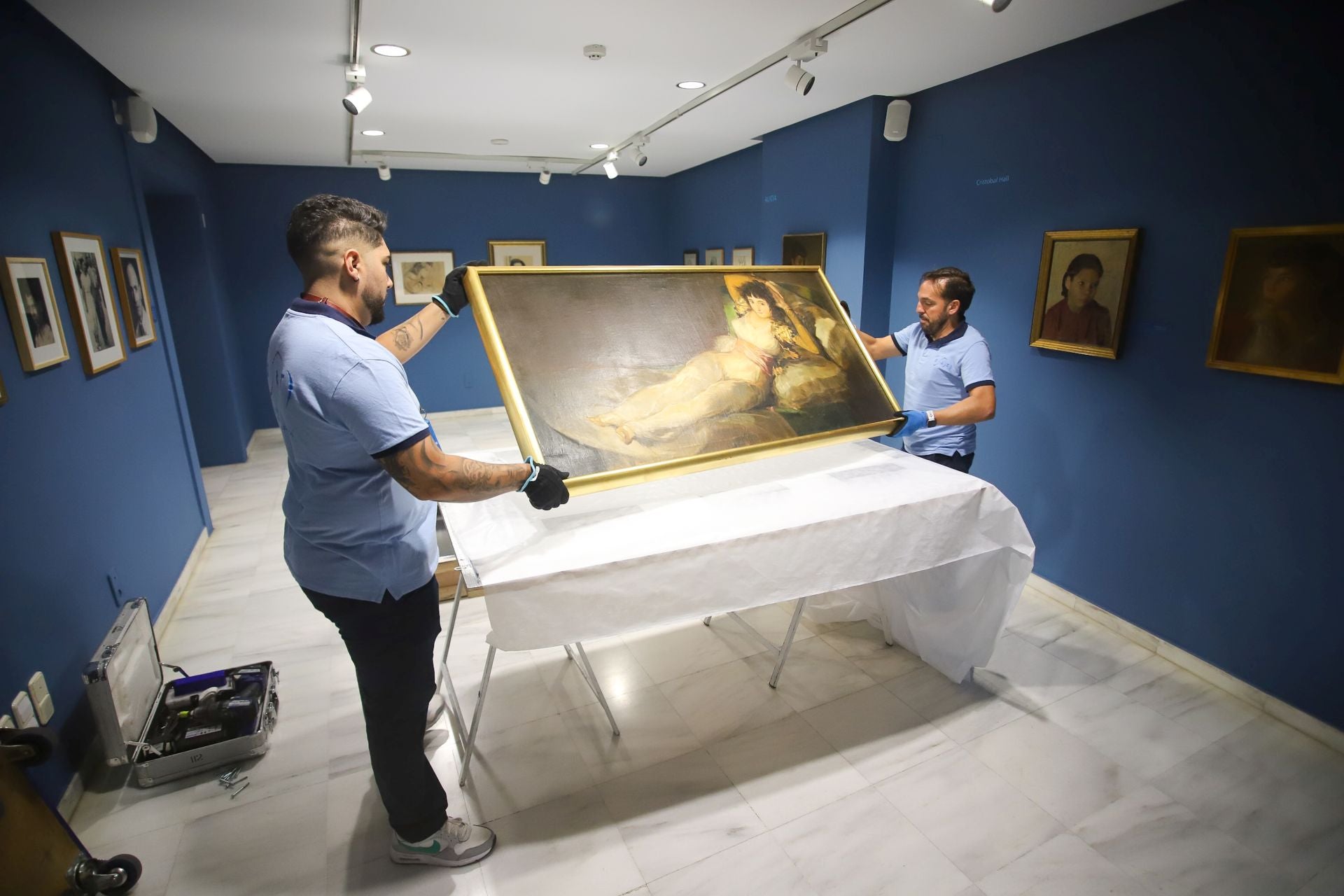 &#039;La maja vestida&#039; de Gaya, preparada para viajar a Bruselas, en imágenes