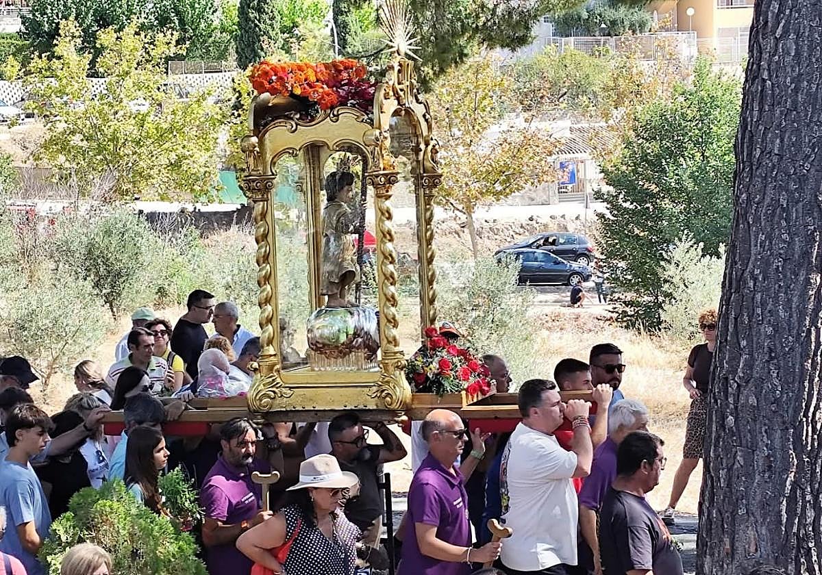 El Niño de Balate durante el recorrido de la romería, este lunes.