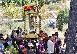 El Niño de Balate durante el recorrido de la romería, este lunes.