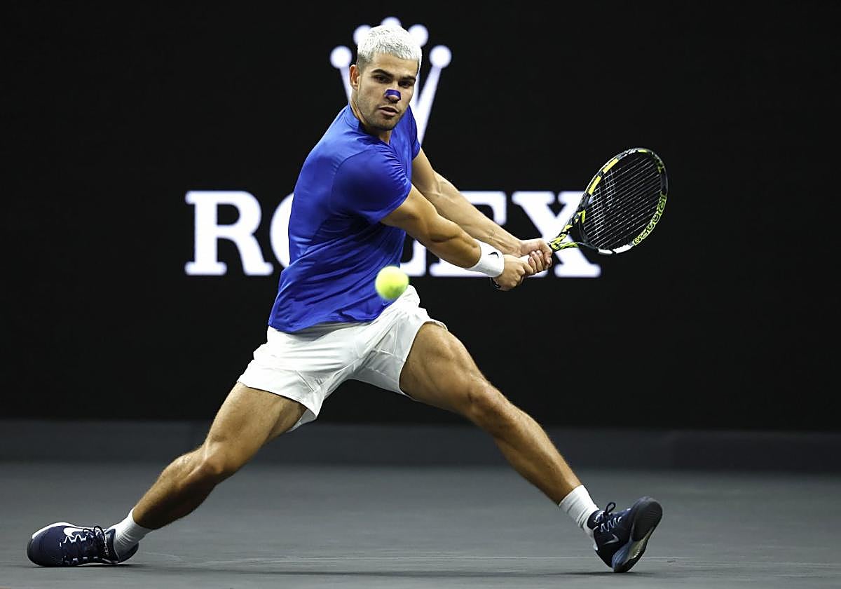 Carlos Alcaraz golpeando de revés en su choque ante Cerúndolo en la Laver Cup.