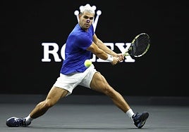 Carlos Alcaraz golpeando de revés en su choque ante Cerúndolo en la Laver Cup.