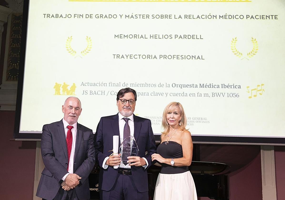 El doctor Ricardo Robles recogiendo el premio.