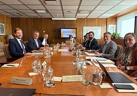 Reunión entre el secretario de Estado de Energía, Joan Groizard, y el consejero de Medio Ambiente, Juan María Vázquez.