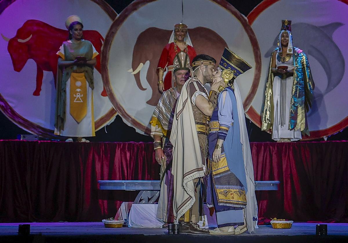 Aníbal e Himilce sellan su amor con un beso sobre el escenario.