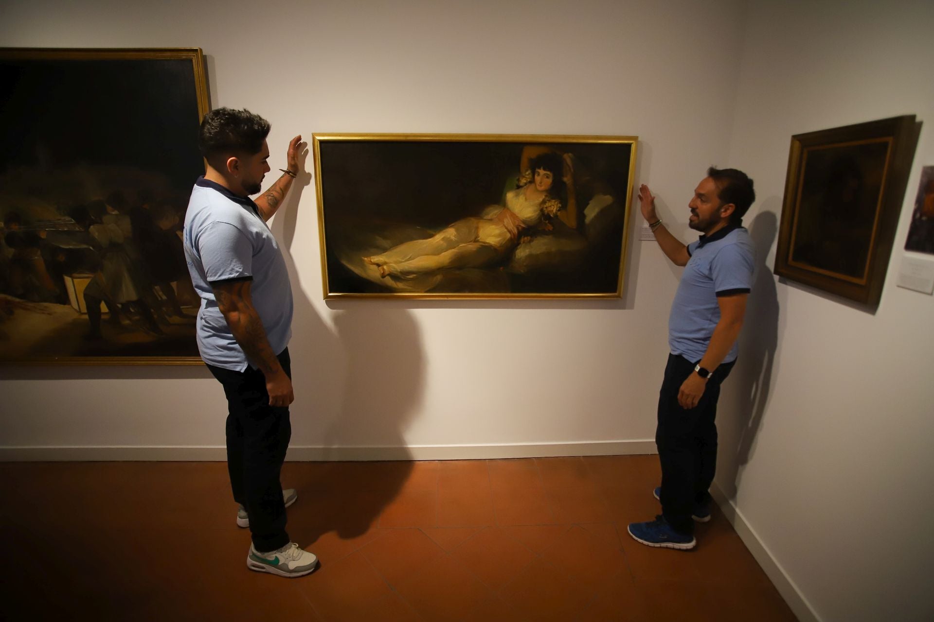 &#039;La maja vestida&#039; de Gaya, preparada para viajar a Bruselas, en imágenes