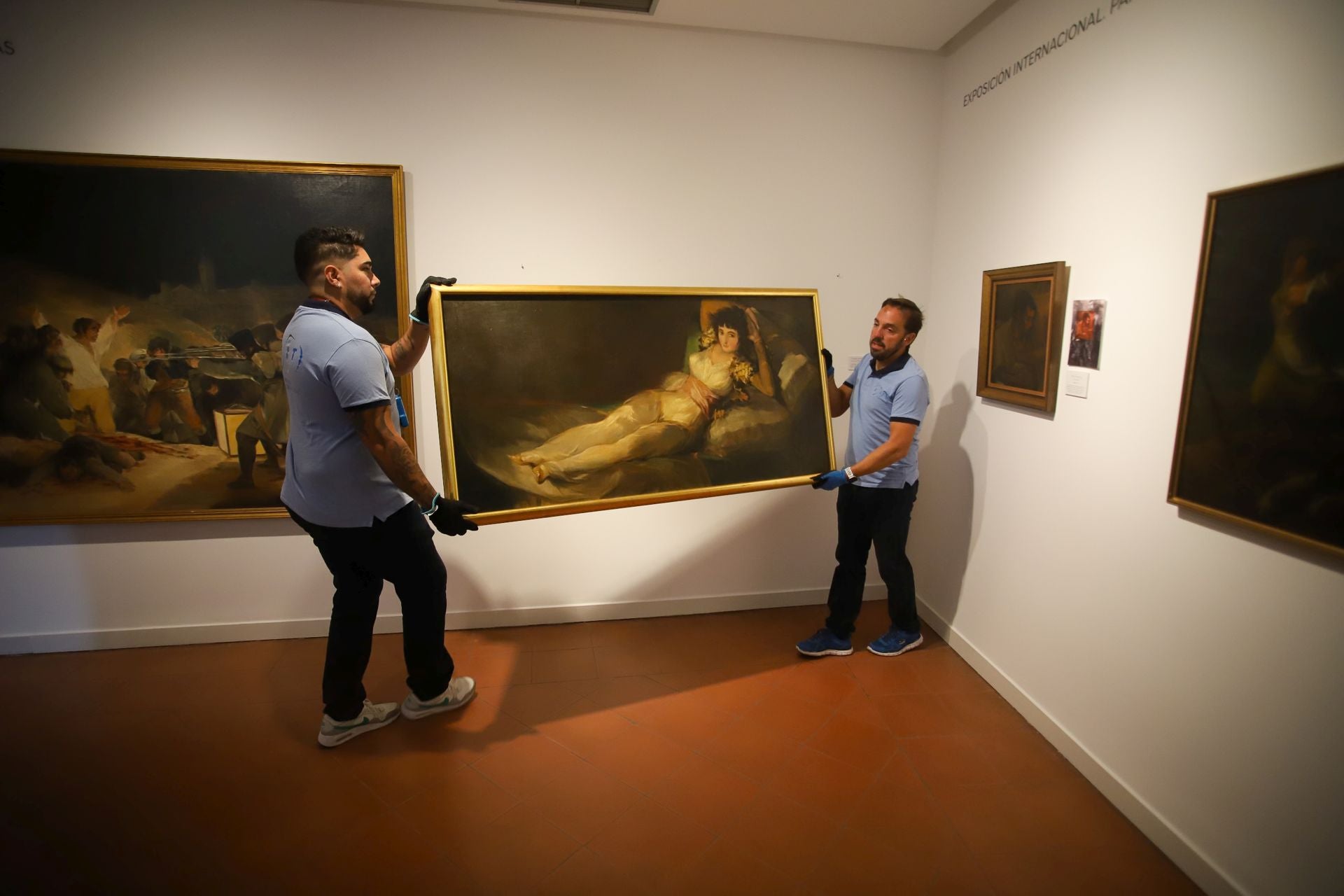 &#039;La maja vestida&#039; de Gaya, preparada para viajar a Bruselas, en imágenes