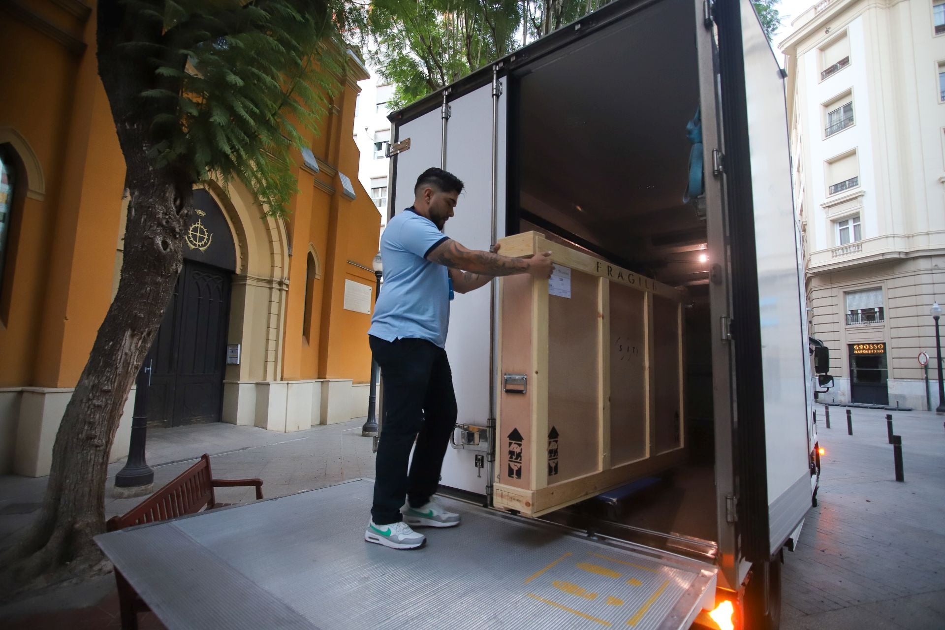 &#039;La maja vestida&#039; de Gaya, preparada para viajar a Bruselas, en imágenes