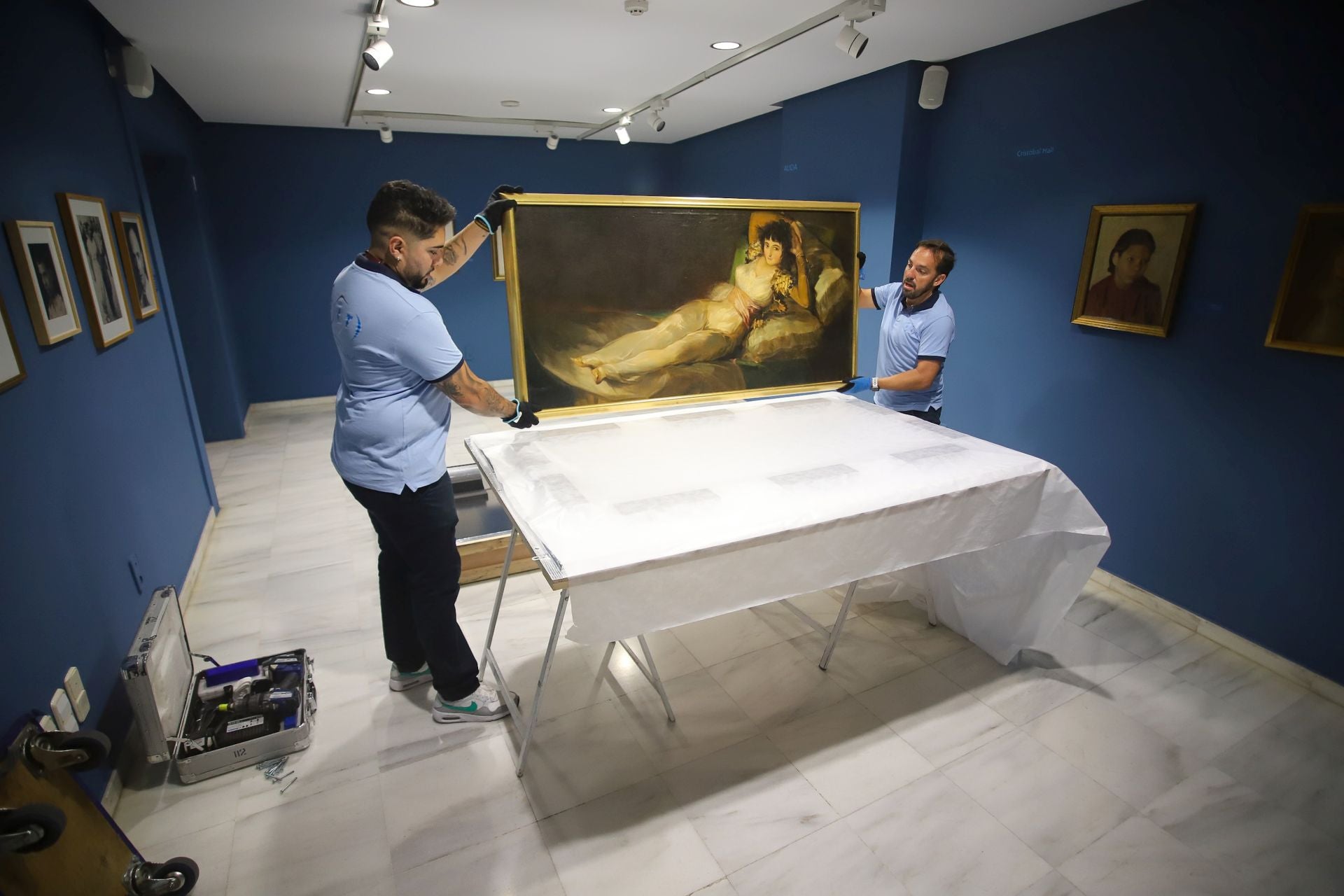 &#039;La maja vestida&#039; de Gaya, preparada para viajar a Bruselas, en imágenes