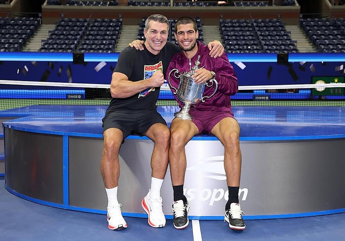 Juanjo López y Carlos Alcaraz posando con el trofeo de US Open 2025.
